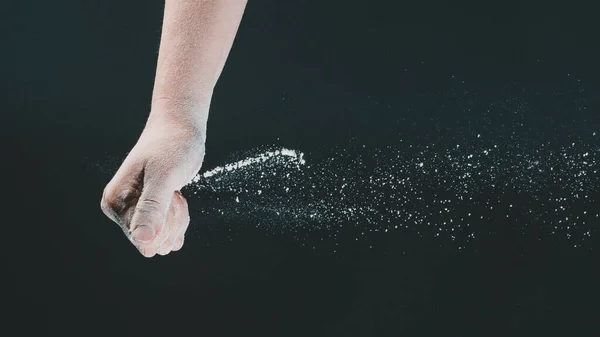 Sobre Fondo Negro Mano Una Mujer Vierte Harina Blanca Como — Foto de Stock