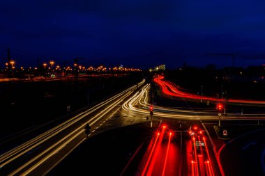 Almanya 'da gece yolu 2020' den kalma bulanık ışık yollarıyla