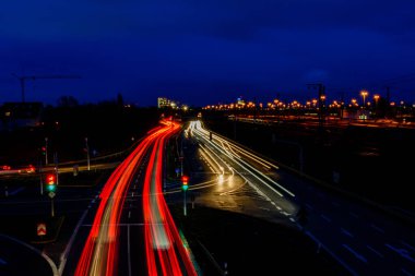 Almanya 'da gece yolu 2020' den kalma bulanık ışık yollarıyla