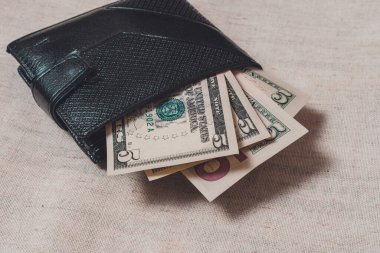 Siyah bir cüzdanın 5 bedeninde bir dolar. 2020