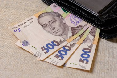 500 Hryvnia siyah bir cüzdanda, gri bir arka planda. 2020
