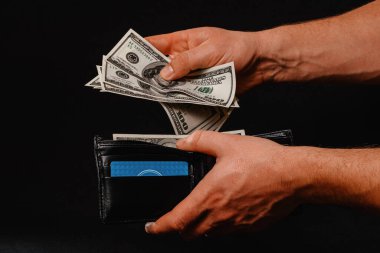 Siyah cüzdanı olan siyah bir adam tarafından ele geçirilmiş. 2020