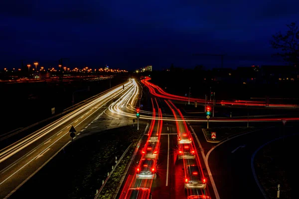 Estrada Noturna Cidade Alemanha Com Faixas Luz Embaçada Carros 2020 — Fotografia de Stock