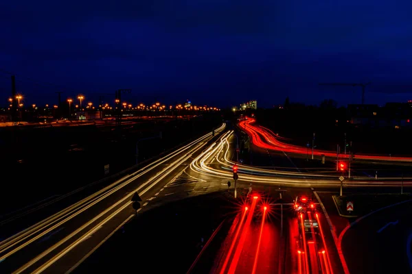 Estrada Noturna Cidade Alemanha Com Faixas Luz Embaçada Carros 2020 — Fotografia de Stock