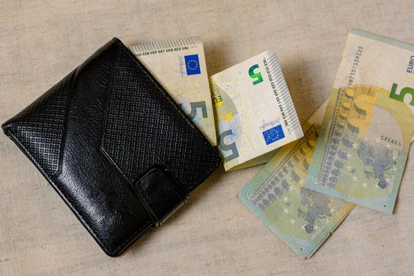 Euro Einer Schwarzen Ledertasche Auf Grauem Hintergrund — Stockfoto