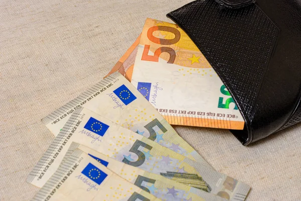 Банкноты Евро Кожаном Бумажнике Светлом Фоне 2020 Год — стоковое фото