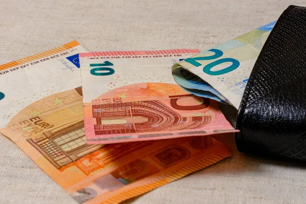 Банкноты Евро Кожаном Бумажнике Светлом Фоне 2020 Год — стоковое фото