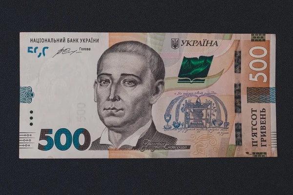 多くのウクライナのリブニア人 黒の背景に値500リブニアに直面します うまく黒にお金をレイアウト 2020 — ストック写真