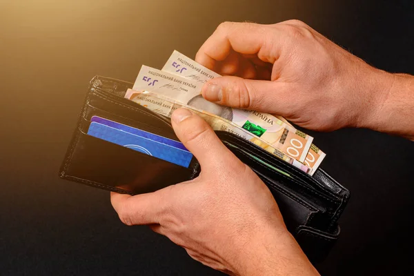 Bir adamın cüzdanı 500 Hryvnia banknotunu çıkardığında yakın plan çekilmiş. 2020