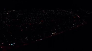 Gökyüzünde uçarken fener ışıklarının yandığı harika bir gece manzarası.
