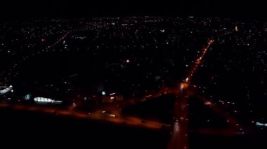 Gökyüzünde uçarken fener ışıklarının yandığı harika bir gece manzarası.