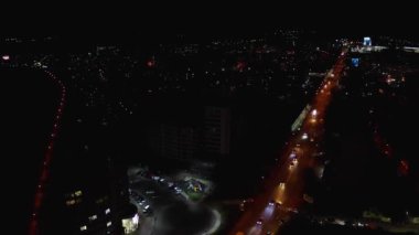 Gökyüzünde uçarken fener ışıklarının yandığı harika bir gece manzarası.