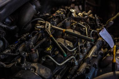 Avrupa arabasının modern motoru rutin bakım 2020 için açıktır.