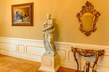 Ksiaz, Polonya - 29 Ocak 2020: Walbrzych yakınlarındaki Ksiaz Kalesi, tarihi kalenin içi, barok resimleri ve kalenin ihtişamı .2020