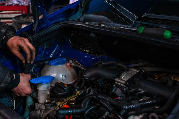 2020 Arızası Sırasında Araba Servisindeki Motoru Tamir Eder — Stok fotoğraf