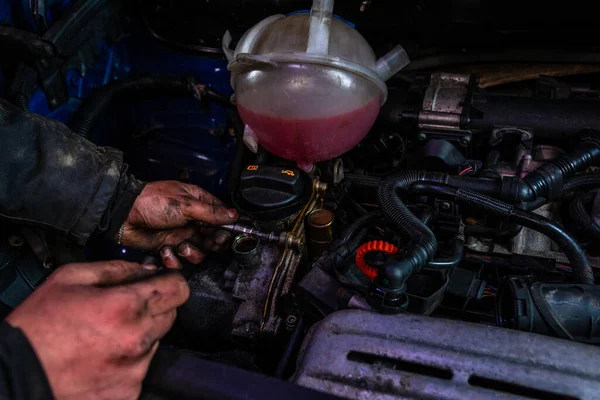 Master Repairs Engine Car Service Malfunction 2020 — Stock Photo, Image