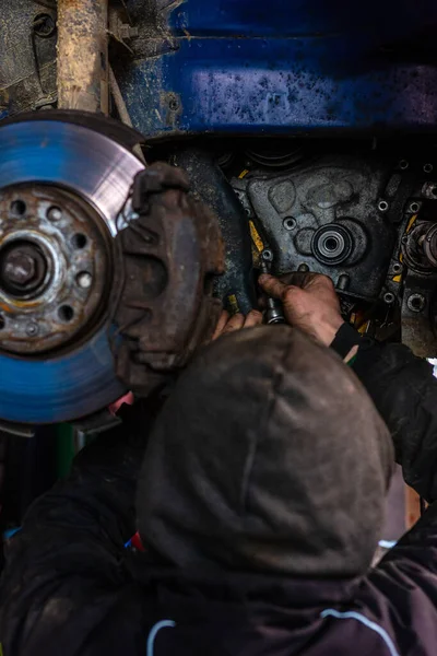 Trabalhador Serviço Carro Realiza Manutenção Carro Após Operação Prolongada 2020 — Fotografia de Stock