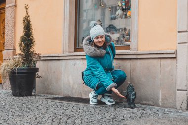 Wroclaw, Polonya 30 Ocak 2020: Ünlü Wroclaw Cüceleri 2020 yakınlarında bir kız
