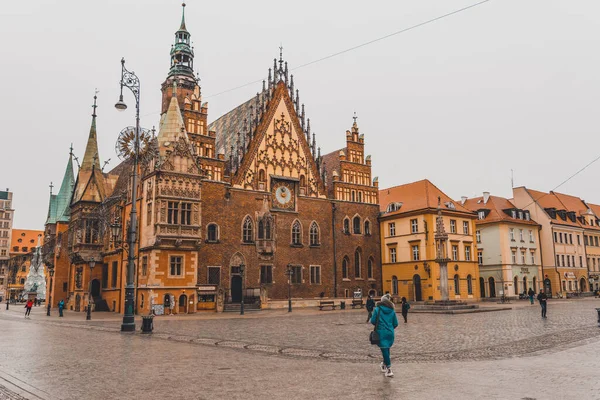 Wroclaw Poland January 2020 Girl City Center Looking Map 2020 — Stock Photo, Image