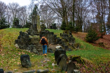 Almanya ve Polonya sınırında Gablenz 2020 'de gökyüzü ve cehennem olarak adlandırılan taş bir mağara şeklinde güzel bir anıt.