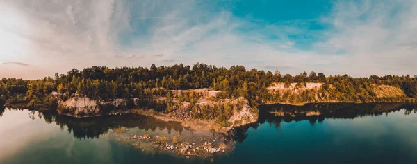 令人惊叹的玄武岩柱全景在乌克兰西部的一个海拔 绿湖和无尽的天空2020年 — 图库照片