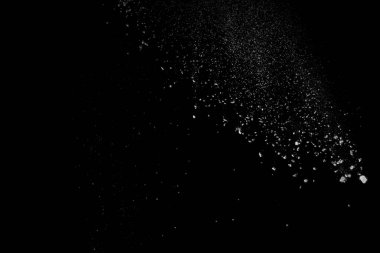 Beyaz un dinamik bir şekilde pohpohlanıyor ve 2020 'de izole edilmiş siyah arka plan yok.