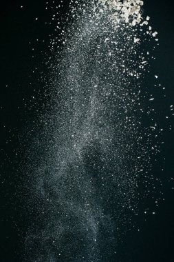Beyaz toz beyaz kar ve un siyah zemin 2020 'de patlar.