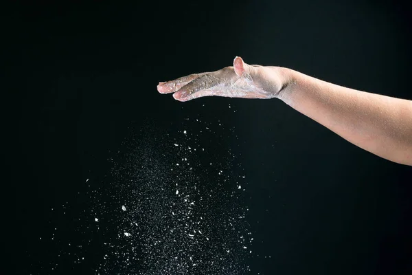 Fundo Preto Mão Uma Mulher Derrama Farinha Branca Como Neve — Fotografia de Stock