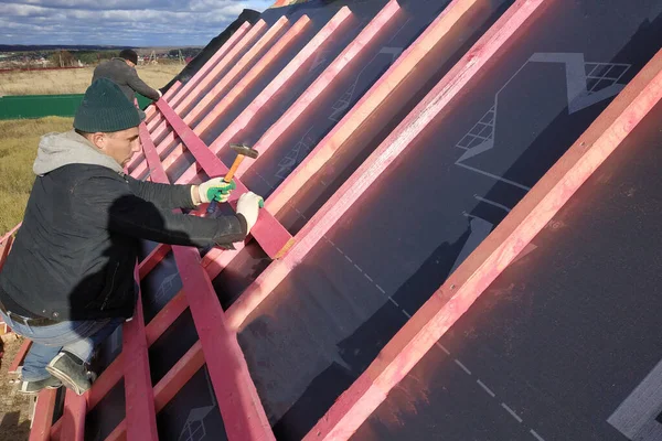 Izolace Vodotěsnost Povrchu Střechy Pracovník Přibije Film Deskám 2020 — Stock fotografie