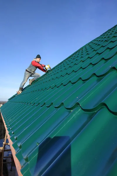 Bir Çatı Işçisi Çatıya Metal Bir Kiremit Takar 2020 — Stok fotoğraf