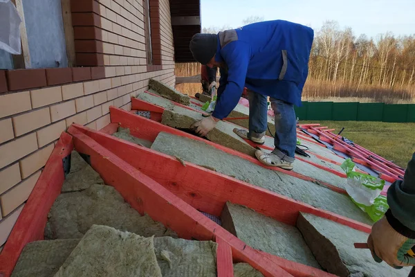 Člověk Instaluje Střechu Tepelnou Izolační Vrstvu Pomocí Panelů Minerální Vlny — Stock fotografie