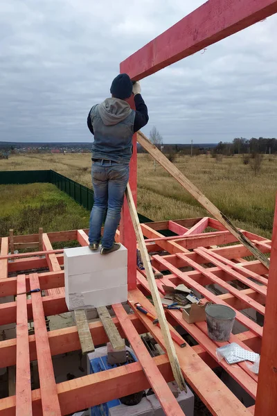 Joiner Instalação Telhado Martelo Prego Martelo Viga Madeira 2020 — Fotografia de Stock