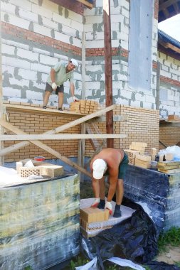 Usta duvarı ördüğü için işçisine tuğla fırlatıyor. 2019