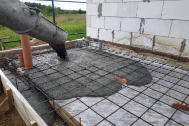 Cıvata yapmak için çelik takviyesi yaptıktan sonra beton döken fotoğraf kanalizasyon borularını gösteriyor. 2019