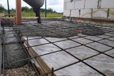 Cıvata yapmak için çelik takviyesi yaptıktan sonra beton döken fotoğraf kanalizasyon borularını gösteriyor. 2019