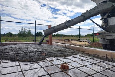 Cıvata yapmak için çelik takviyesi yaptıktan sonra beton döken fotoğraf kanalizasyon borularını gösteriyor. 2019
