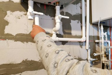 İşçi yer ısıtması için boru döşemeye çalışıyor. 2020