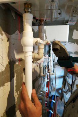 İki devrelik su ısıtıcısı ve tesisat bağlantıları. 2020