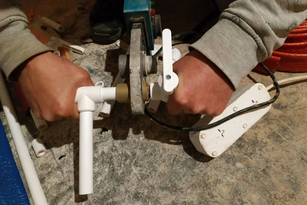 Trabalhador Soldou Dois Tubos Para Aquecer Chão Com Ferro Solda — Fotografia de Stock