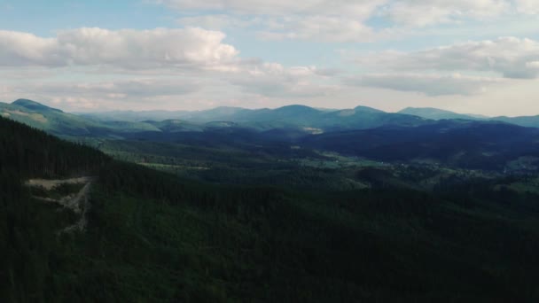 Pohled shora na ukrajinskou vesnici v Karpat s krásnou scenérií lesů a zamračenou oblohou — Stock video