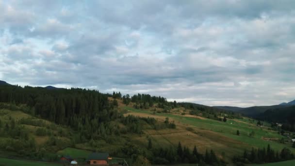 Vue de dessus du village ukrainien dans les montagnes des Carpates avec de beaux paysages de forêts et un ciel nuageux 