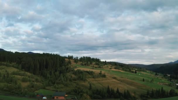 Draufsicht auf ukrainisches Dorf in den Karpaten mit schöner Landschaft von Wäldern und bewölktem Himmel — Stockvideo