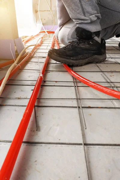 Piping Installation Heating System Master Attaches Pipes Foam 2020 — Stock Photo, Image