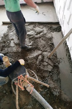 Sand-cement floor screed above the underfloor heating system, the master pours into the screed pipe heat floor installed in the newly built house.2020