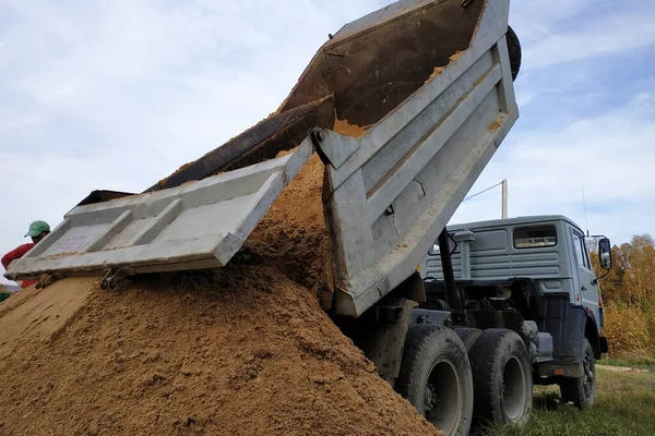 Ein Kipper Entlädt Sand Auf Einer Baustelle Zement Mischen — Stockfoto