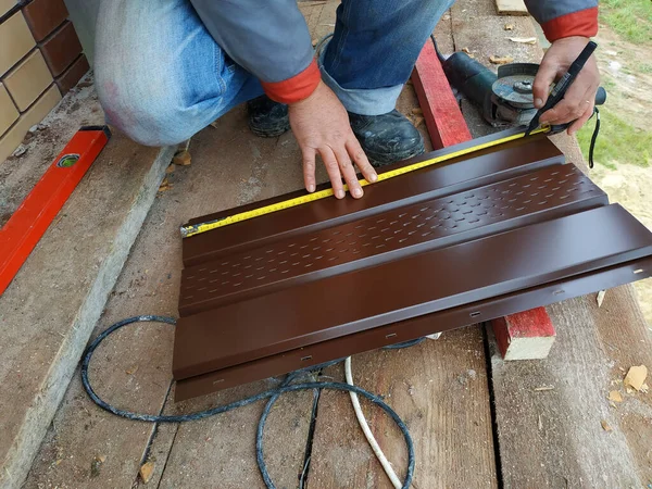 Pracovník Měří Ruletu Kovovou Deskou Pro Instalaci Střechu 2020 — Stock fotografie