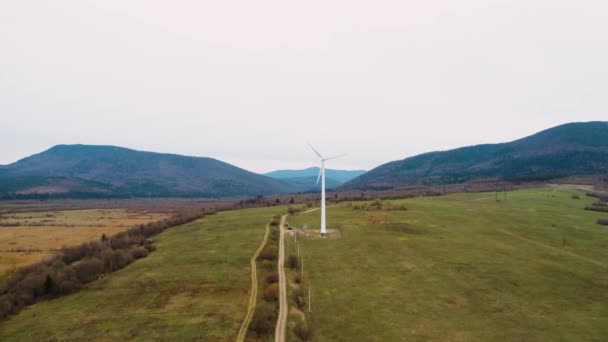 Große Windmühle dreht sich in den Bergen der Karpaten vor wolkenverhangenem Himmel zur Stromerzeugung — Stockvideo