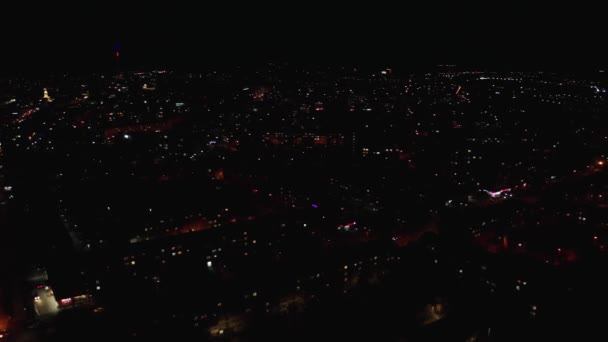 Maravilloso paisaje de la ciudad nocturna con luces de linterna cuando vuela en el cielo — Vídeos de Stock