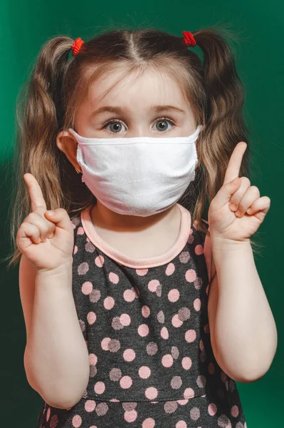 Концептуальне Фото Маленької Дівчинки Медичній Масці Показує Вказівний Палець Зеленому — стокове фото