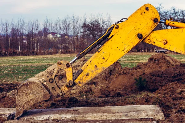 Escavadora Move Lajes Concreto Para Definir Estrada Território Privado 2020 — Fotografia de Stock